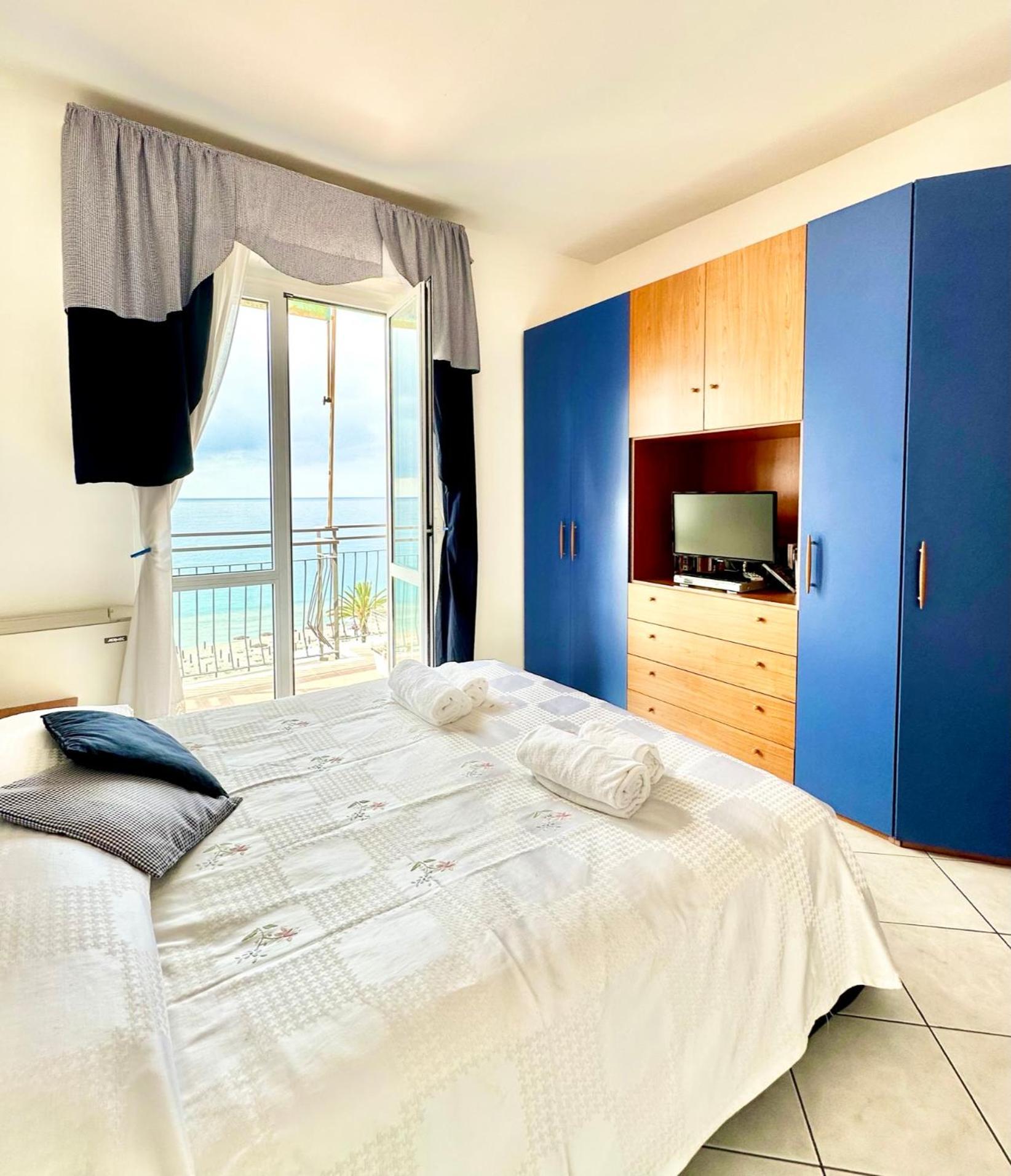 Hostdomus - Pietra Blu Apartment Pietra Ligure Ngoại thất bức ảnh